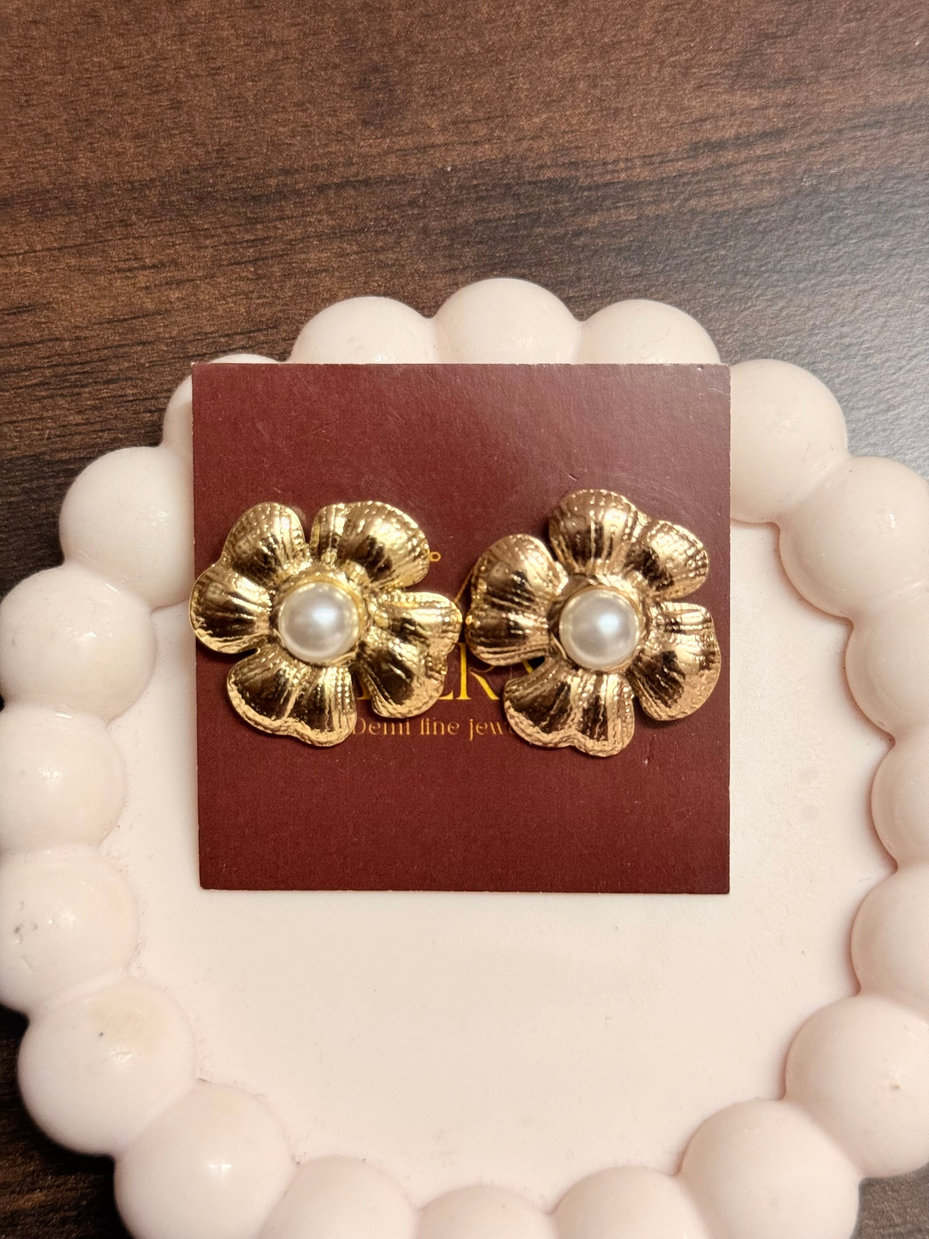 Pearl flower studs
