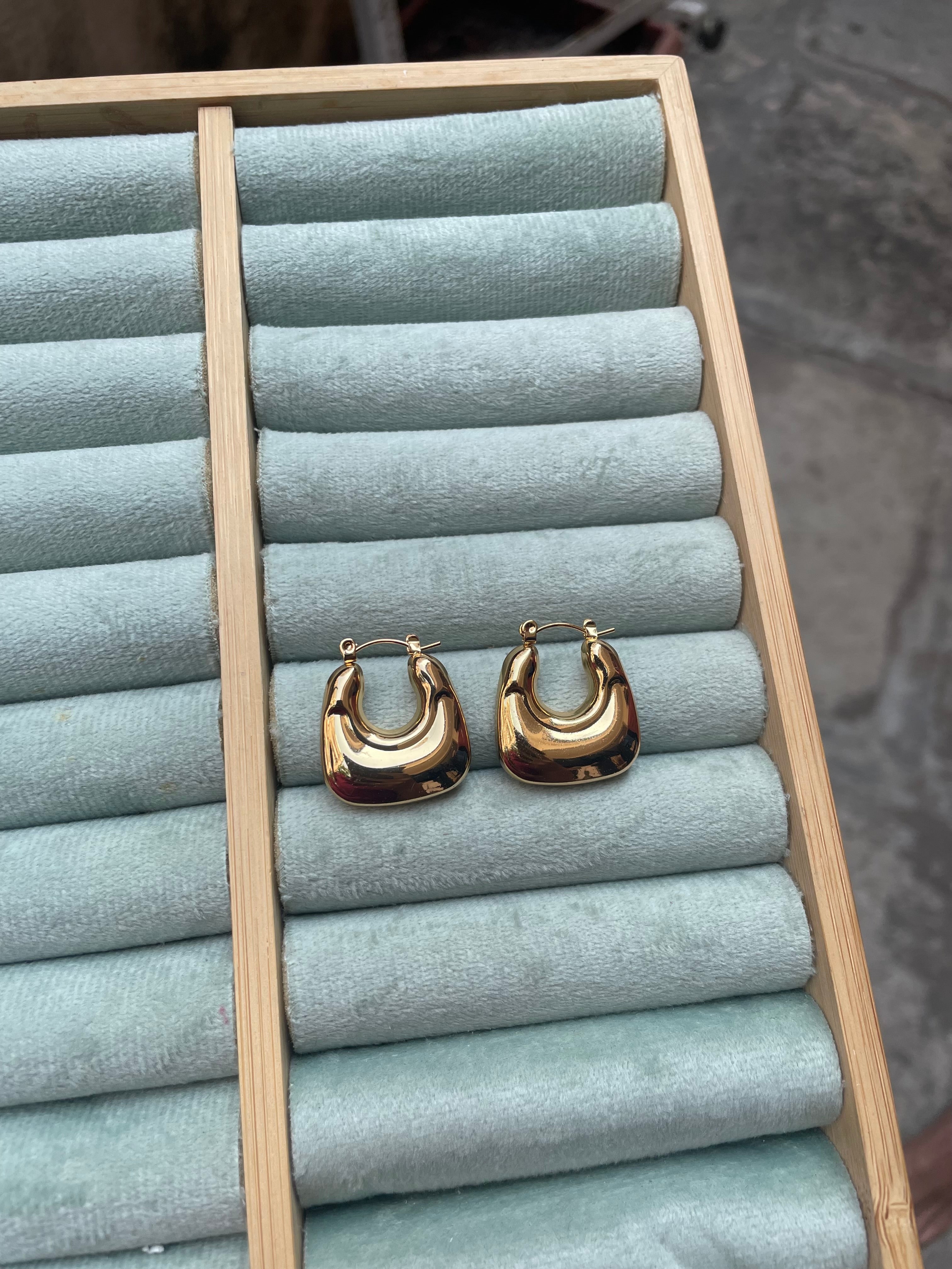 Noir hoops