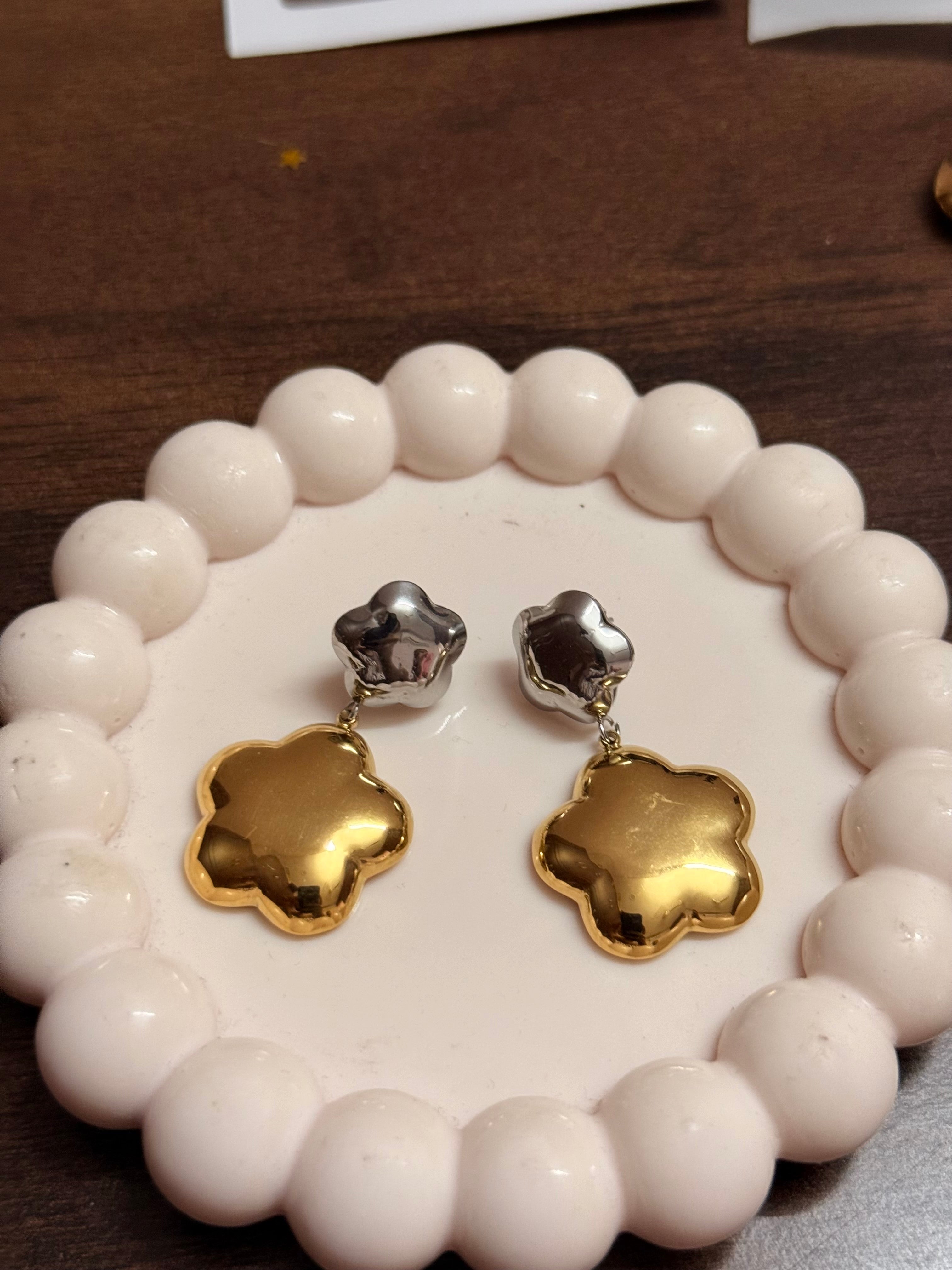 Clover drop earrings