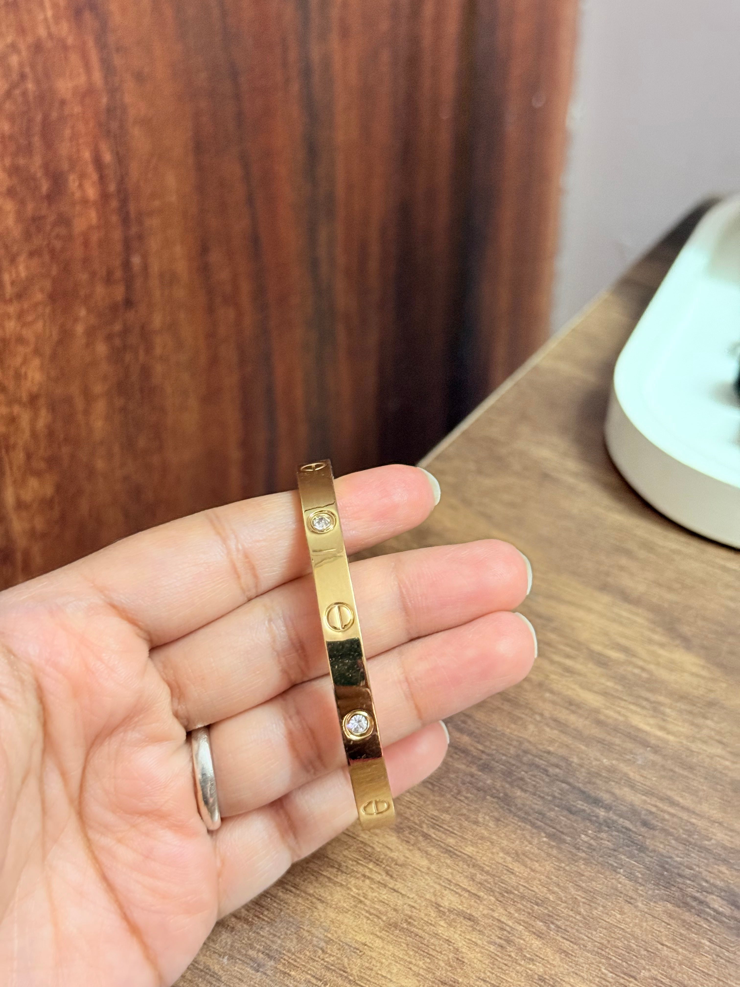 Luxury style anti tarnish bracelet sleek modern design