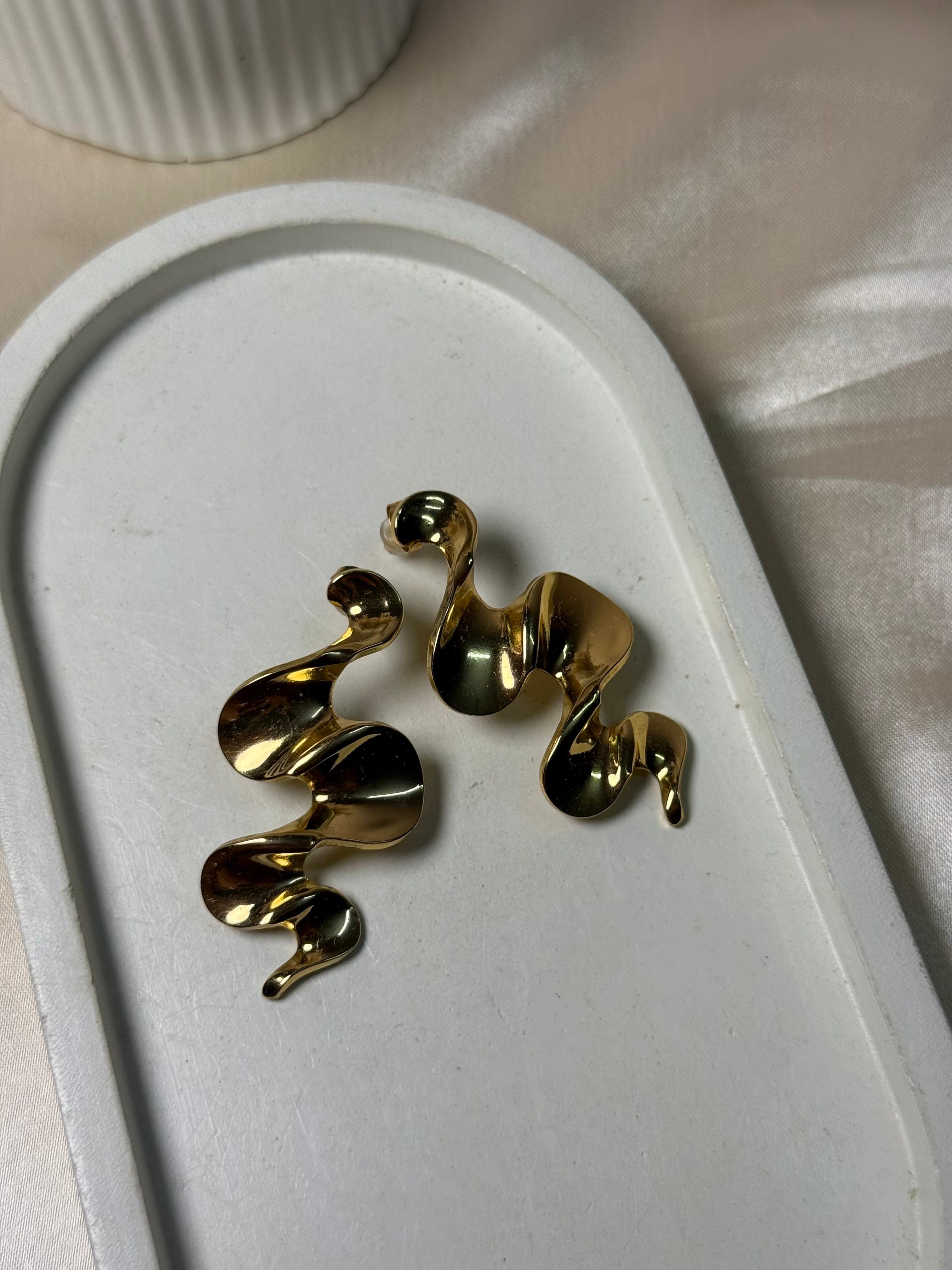 Serpentine flow anti tarnish statement earrings modern style