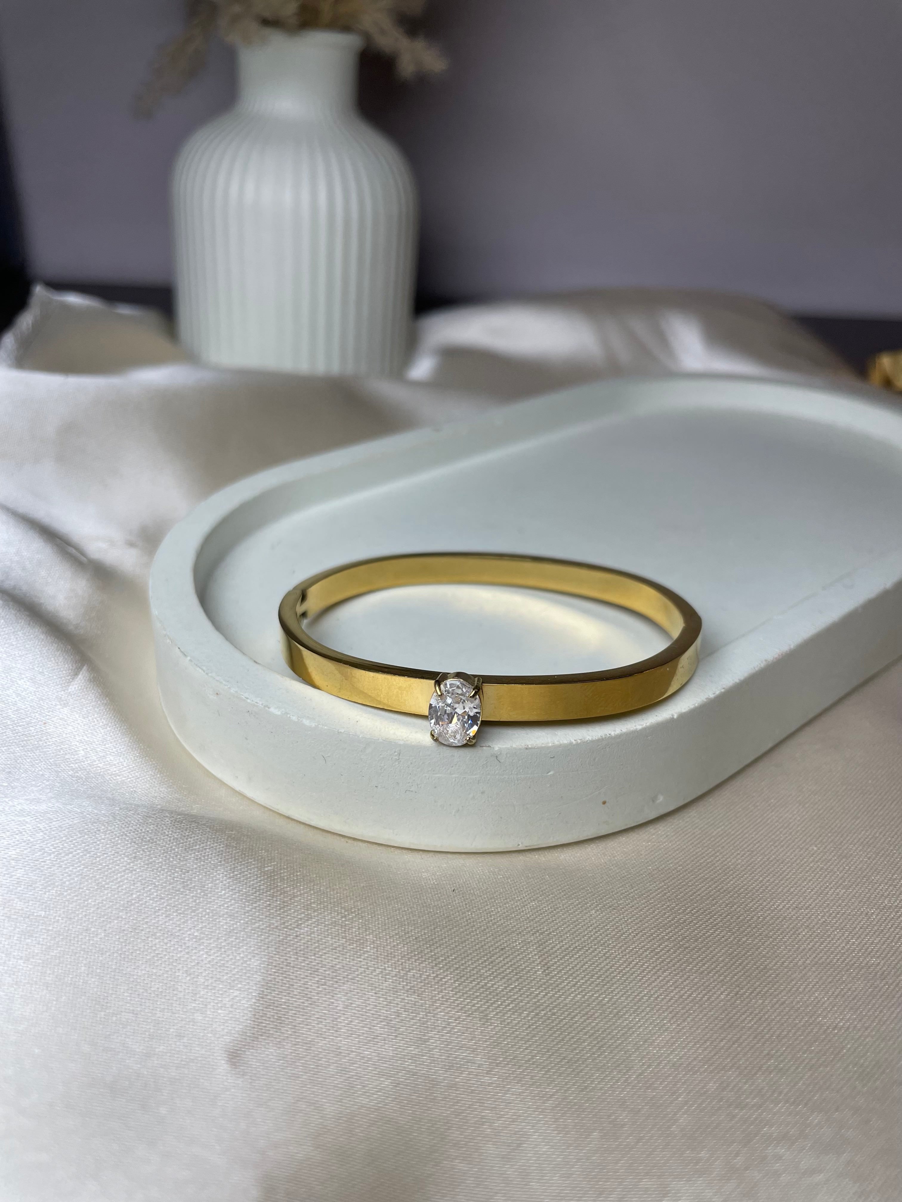 Solitaire gold anti tarnish bracelet elegant style